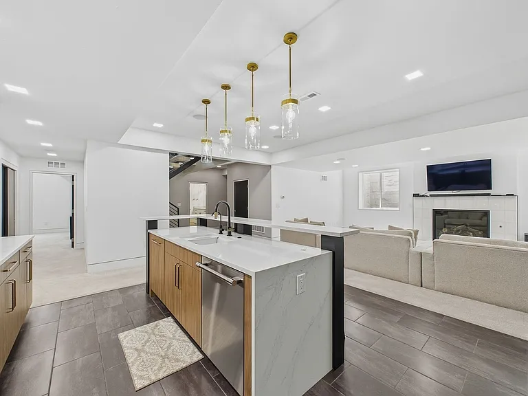 155 N Southmoor Dr — Photo 42