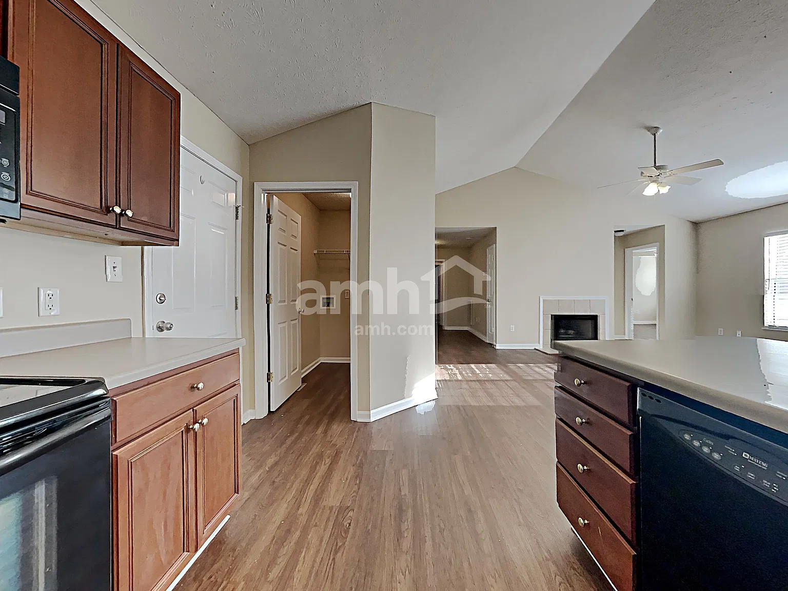 3 bed, 2.0 bath, 1547 sqft, $2,305 — Photo 4