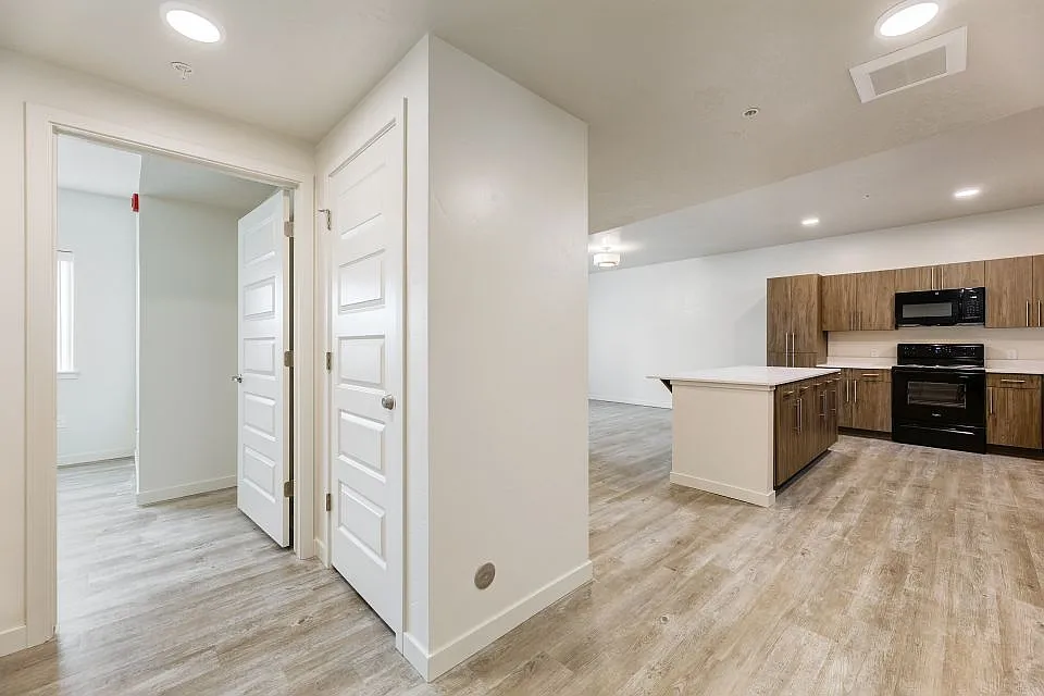 2 bed, 1.0 bath, $1,286 — Photo 4