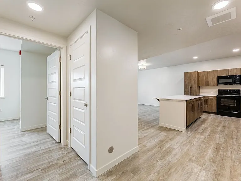 203 E Florida Ave — Photo 4