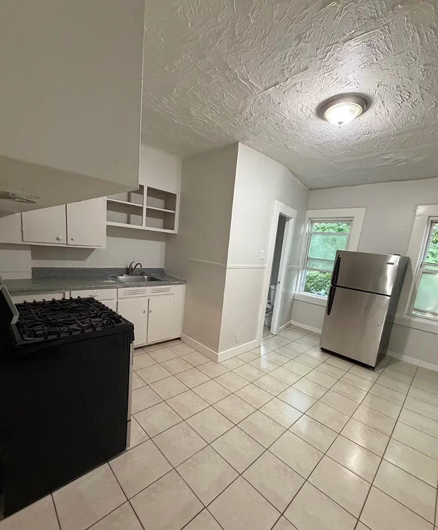439-441 Rivet St 2E New Bedford Updated 2BR Near Shops, Parks & Major Routes — Photo 2
