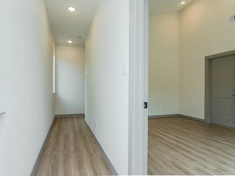 4001 Roseland Ave — Photo 28