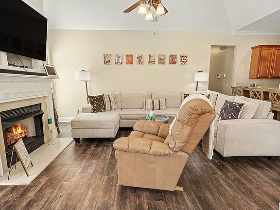 2nd image of 1124 Weybridge Way