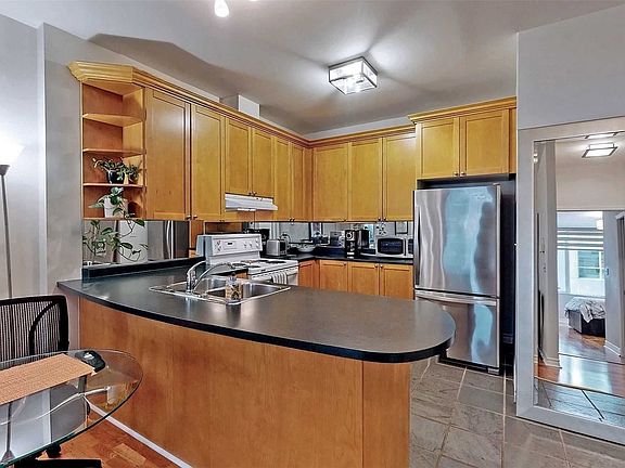 3rd image of 980 Yonge St #214