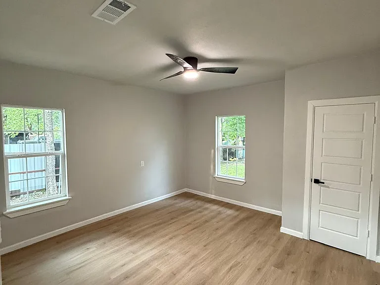 758 Bethpage Ave — Photo 28