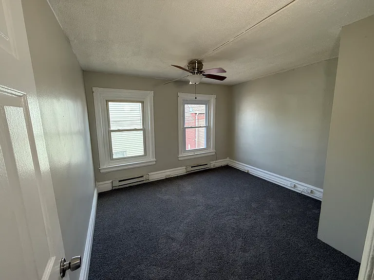 142 W Sycamore St — Photo 6