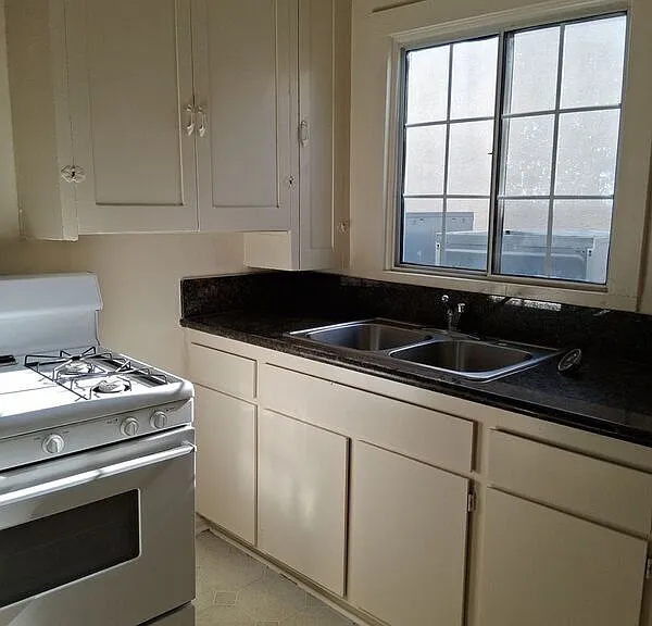 12818 E Penn St — Photo 11