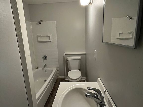 5th image of 1010-1012 40th Ave