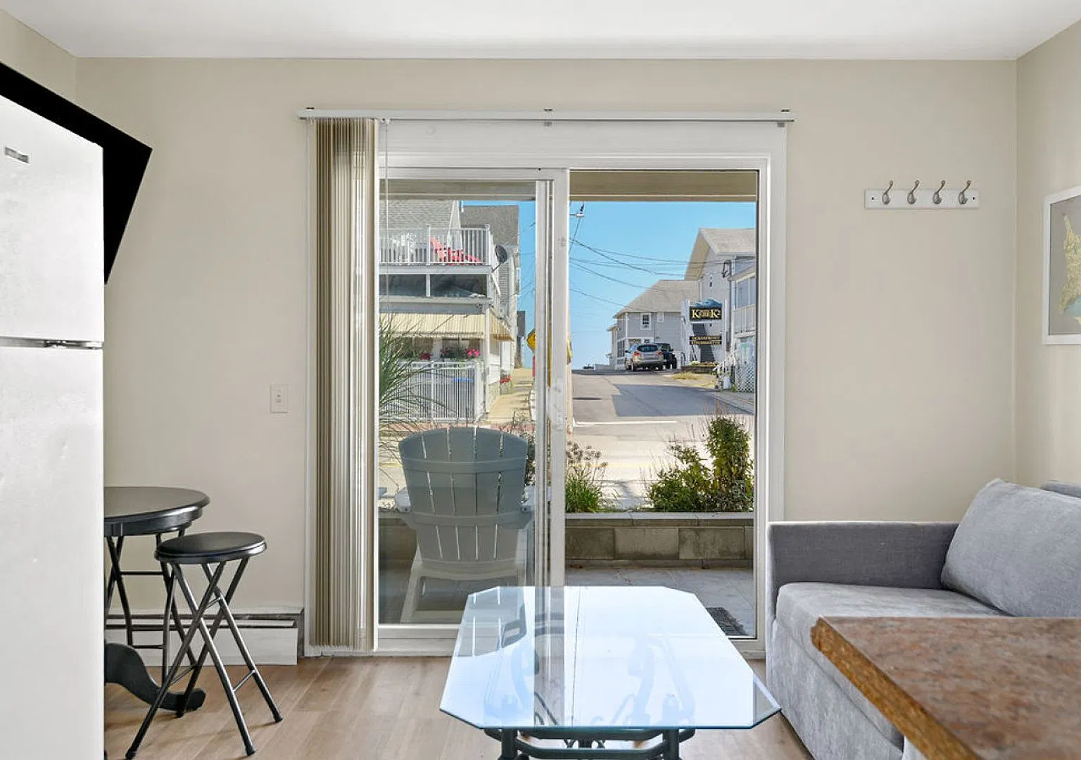68 E Grand Ave — Photo 4