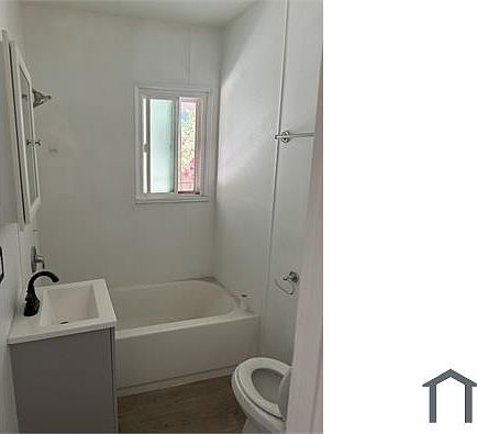 5th image of 1052 Acacia Ave