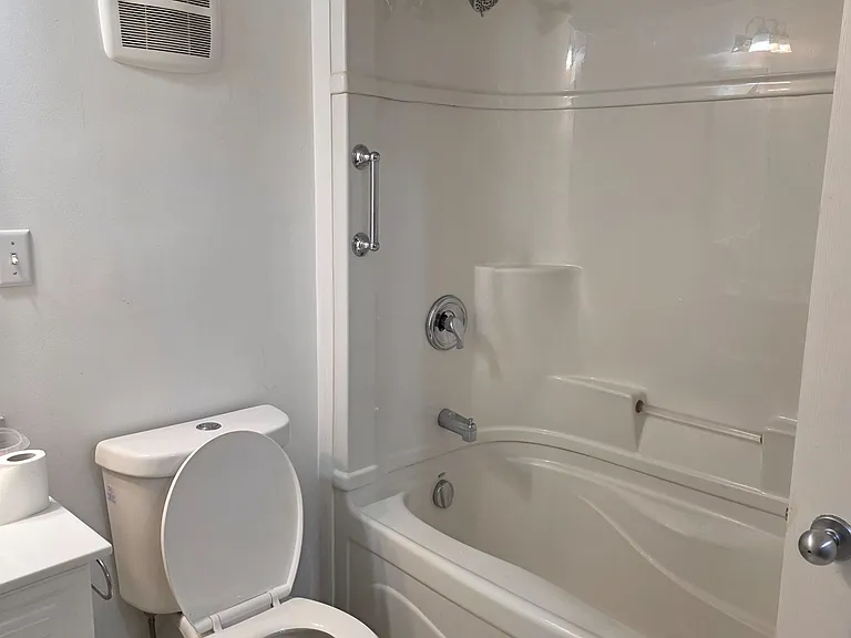 180 Centre St S #1 — Photo 9