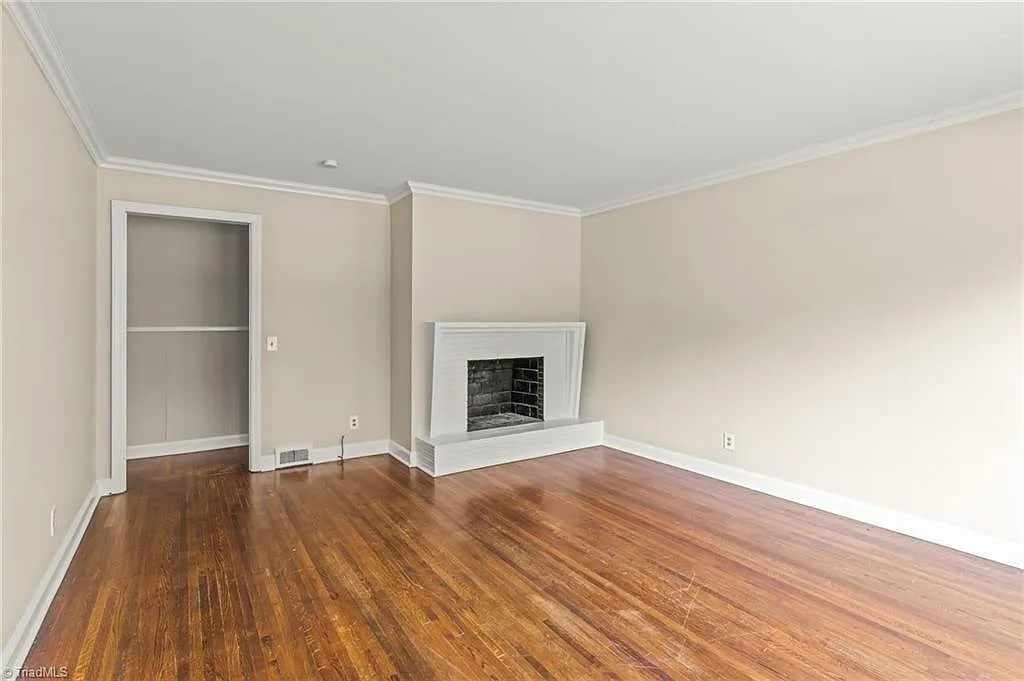 3 bed, 1.0 bath, 1280 sqft, $1,695 — Photo 2