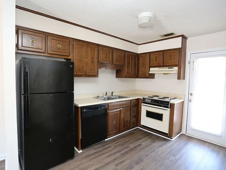 100 Lanier Dr #17 — Photo 9