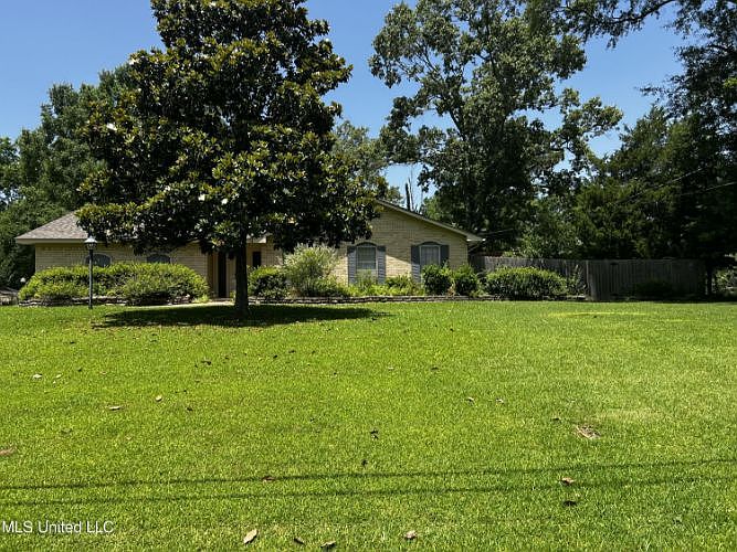 1st image of 1001 Westbury Sq