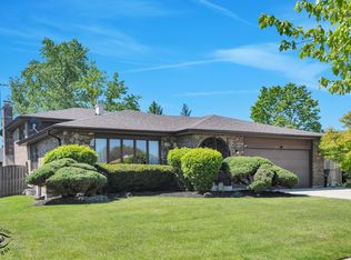 825 Walnut Dr, Darien, IL 60561