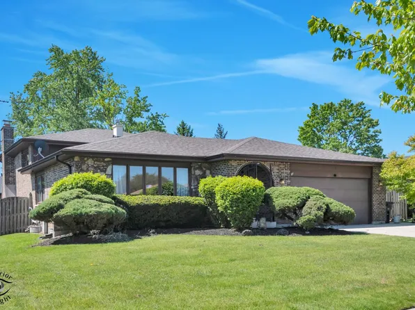 825 Walnut Dr, Darien, IL 60561