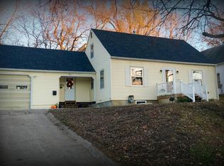 320 N 6th St, Oskaloosa, IA 52577