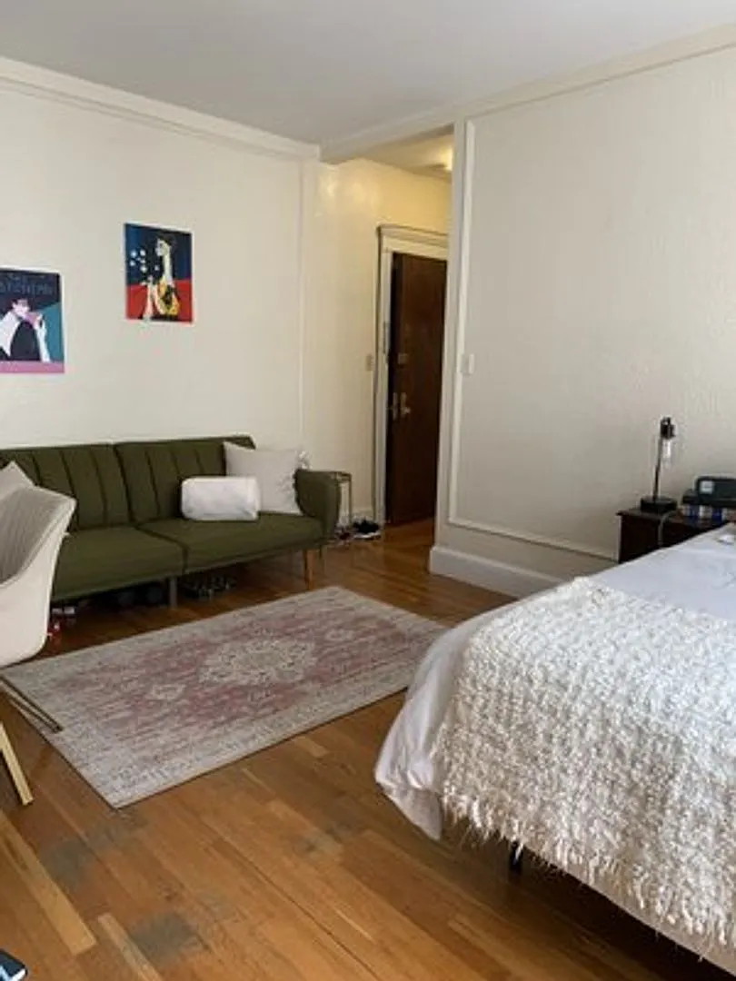 Stunning Studio Right On The B Line! Short Walk to Cleveland Circle — Photo 2