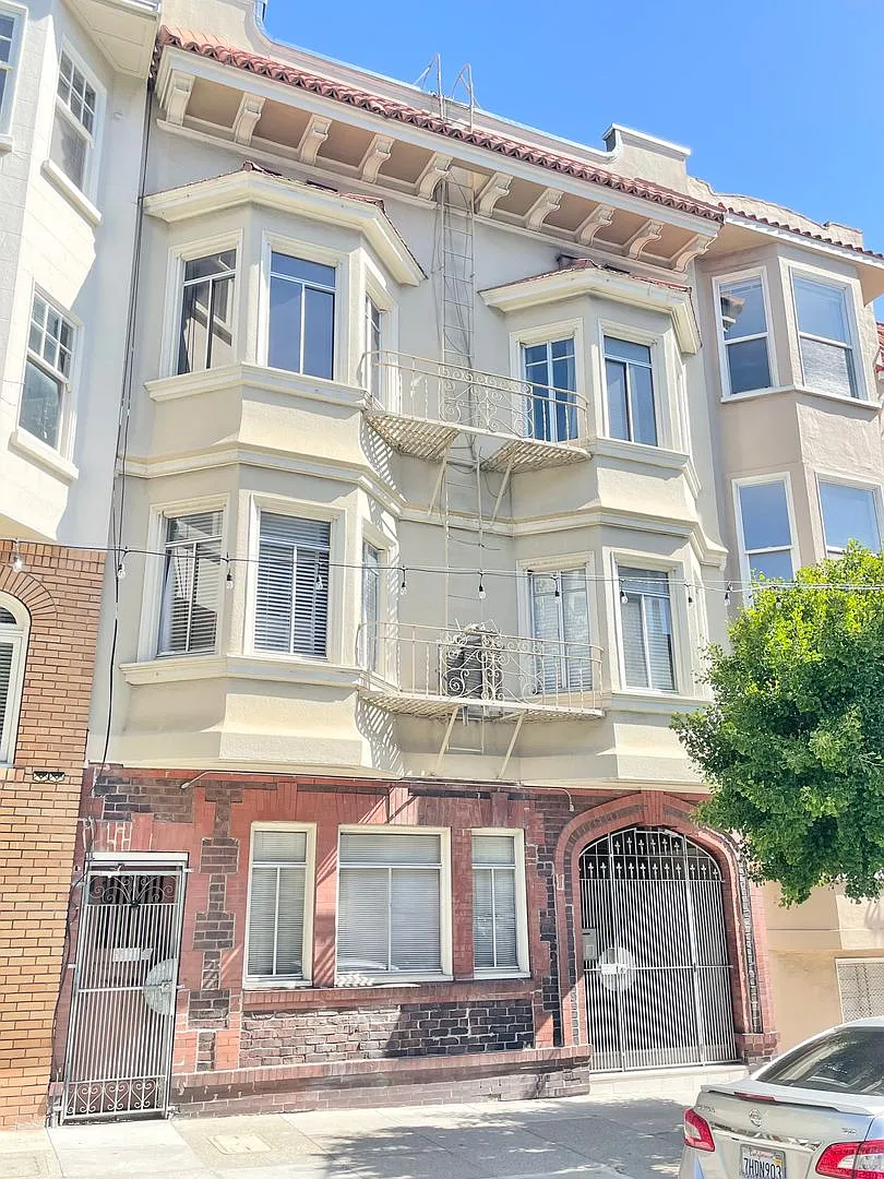 105 (1732 Washington) — Photo 1