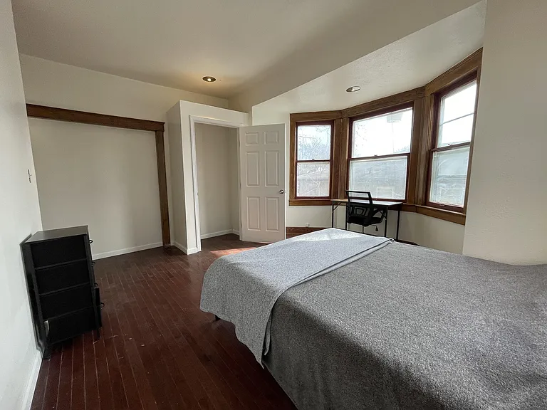 Private room with bay window