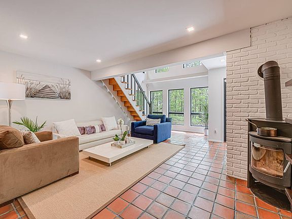 3rd image of 33 Rolling Wood Ln
