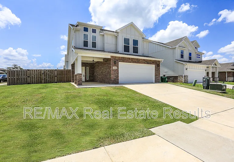 2011 Wildflower Dr — Photo 2