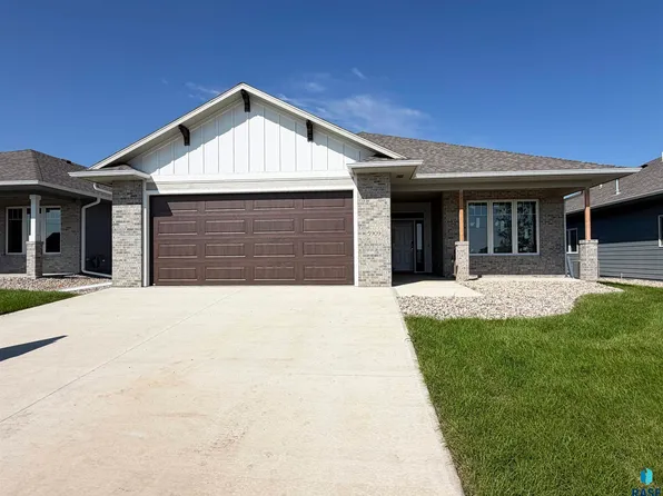 5909 S Huntwood Ave, Sioux Falls, SD 57108