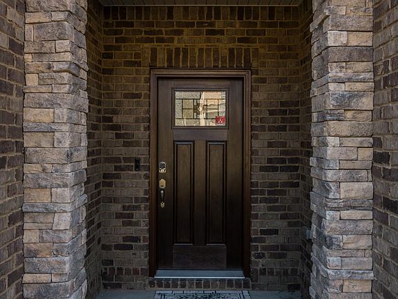4th image of 262 Blackthorn Ln