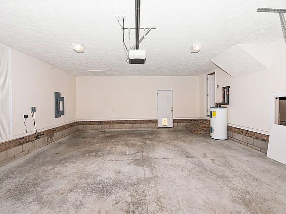 5th image of 820 Danelaw Dr