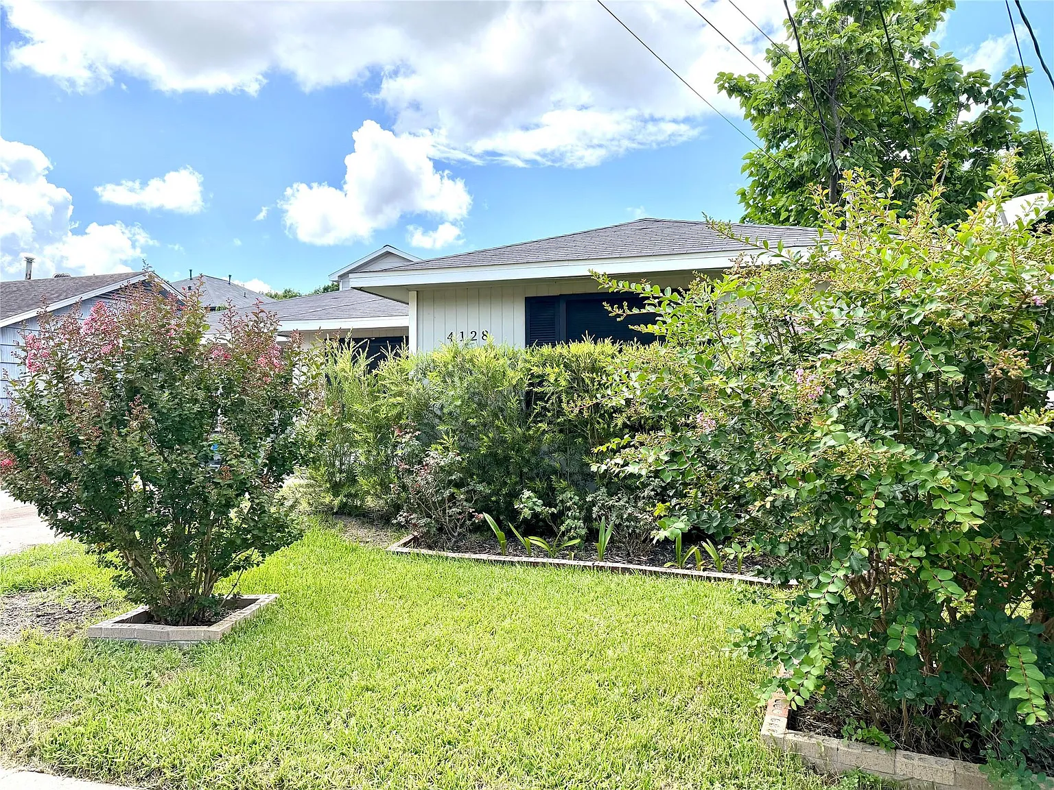 3 bed, 2.0 bath, 2292 sqft, $2,600 — Photo 3
