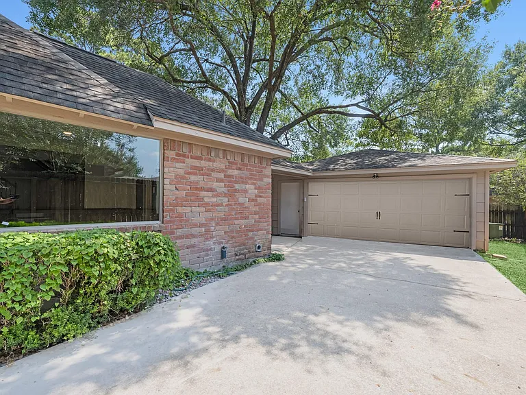 8011 Liberty Elm Ct — Photo 36