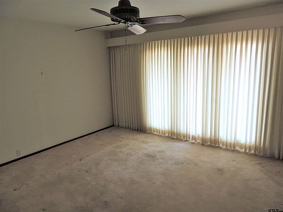 2nd image of 910 E Mimosa Ln