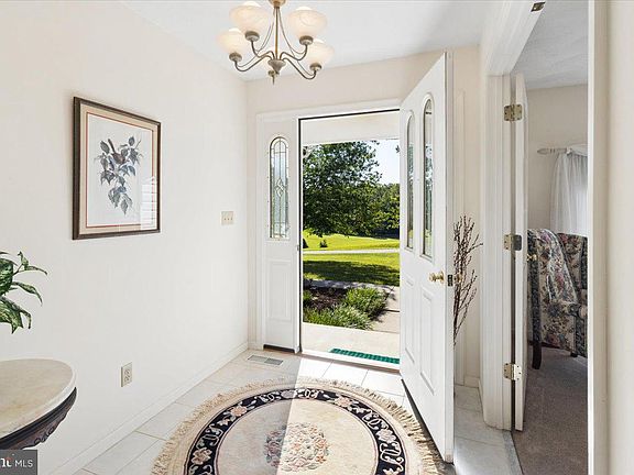 5th image of 14 Surrey Ct