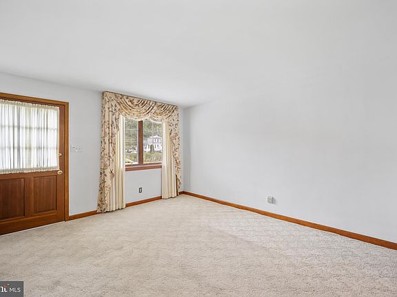 4th image of 121 W Sylvan Ave
