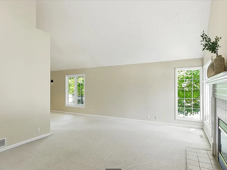 18602 Leavenworth St — Photo 29