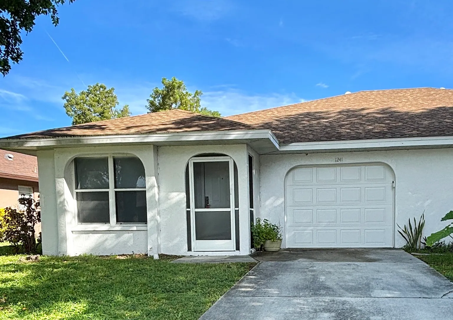 3 Bedroom 2 Bath 1 Car garage Duplex! Convenient Location! — Photo 2