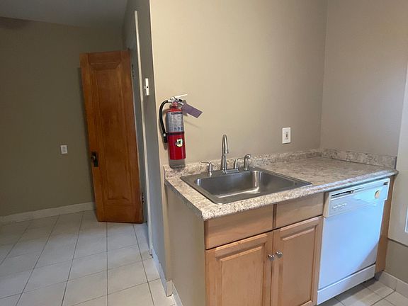 4th image of 253 W Hazeltine Ave