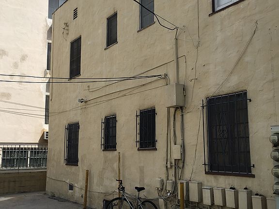 4th image of 661 S Cloverdale Ave