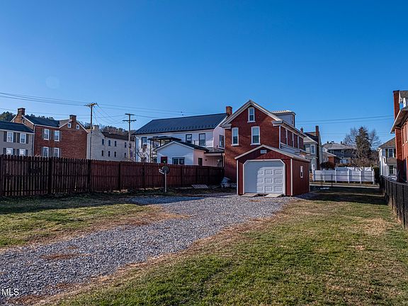 3rd image of 223 Plum St