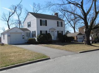 35 Hilltop Dr, Cranston, RI 02920