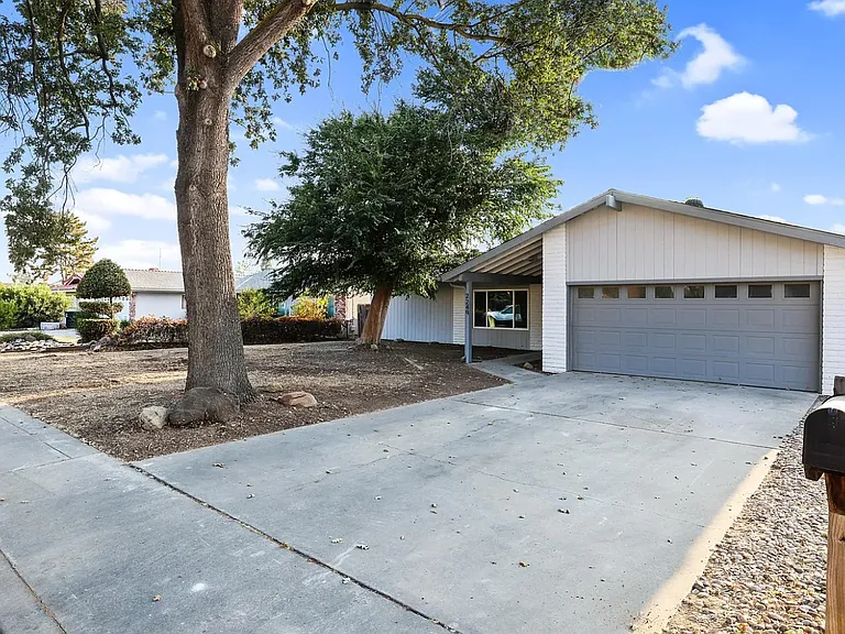 W Tulare Ave — Photo 2