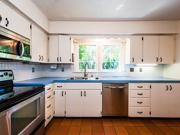 5th image of 3002 Morton Ave