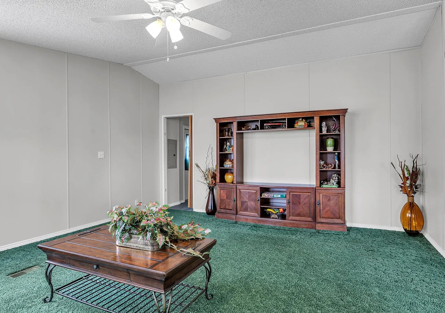 4 bed, 2400 sqft, $2,295 — Photo 4