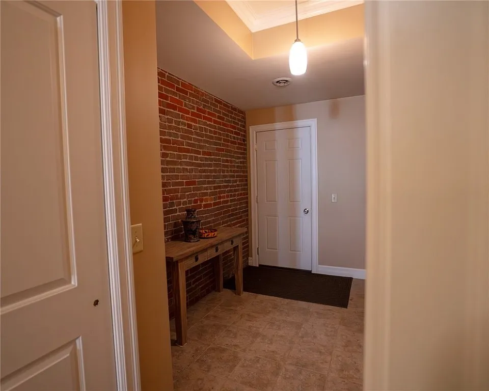 2 bed, 1.0 bath, 1044 sqft, $2,000 — Photo 2