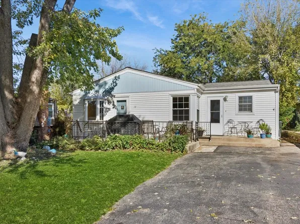 16 W Oak St, Lake In The Hills, IL 60156