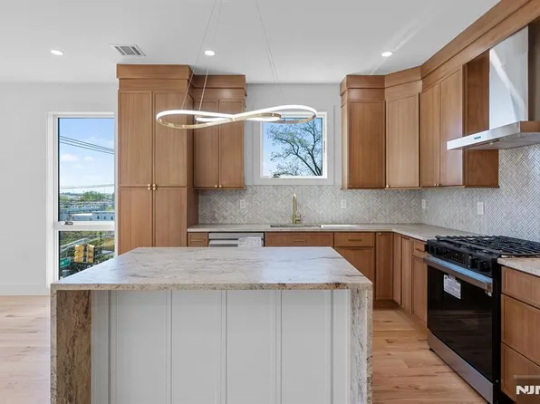 849 Pleasantview Ter, Ridgefield, NJ 07657