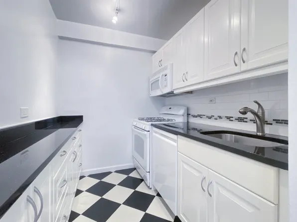 300 East 33rd Street image 4 of 14