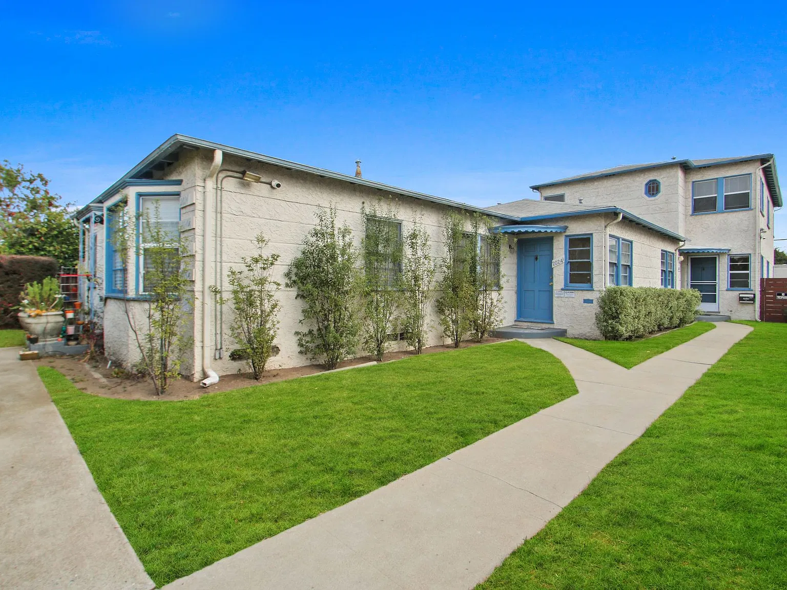 Courtyard building on Ocean Park — Photo 1