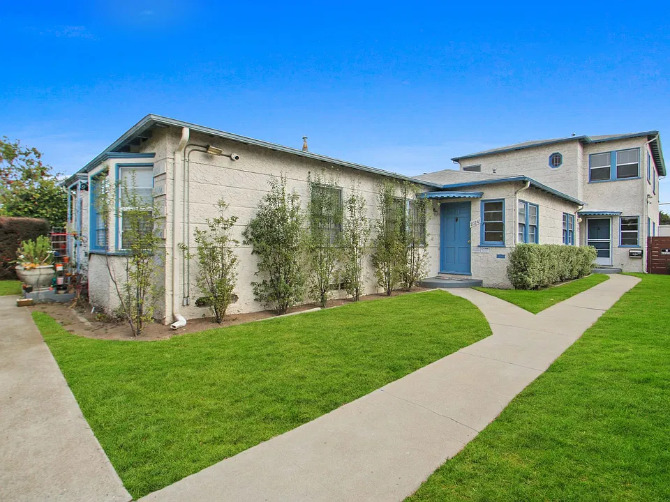 Courtyard building on Ocean Park