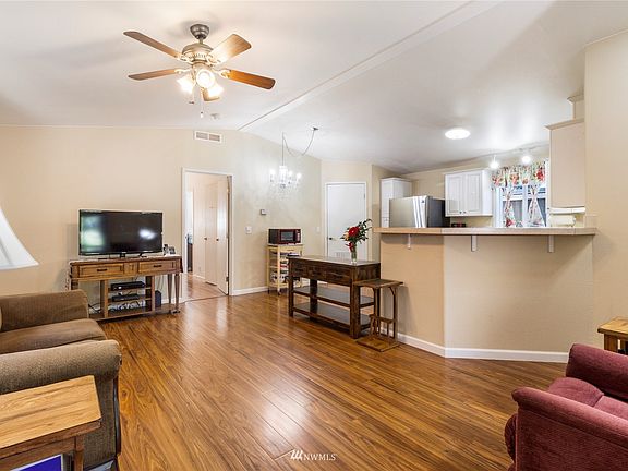 Spacious living area with laminate flooring throughout.>